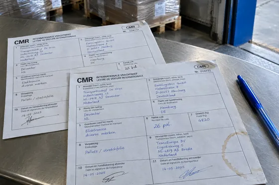 Twee exemplaren van dezelfde CMR-vrachtbrief op de toonbank van een laaddok: op het ene staat 26 paletten, op het andere 23